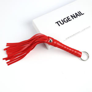 แส้หนังพีวีซีพร้อมที่จับสีแดงสายรัดนิ่มหลายเส้นสำหรับผู้ใหญ่เล่นตามบทบาทและเกมทาส - Product Image 2