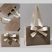 Sacs en papier imprimés personnalisés sac cadeau en carton kraft de luxe avec poignée en ruban pour sac à provisions avec votre propre logo
