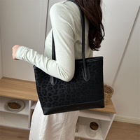 Sac fourre-tout décontracté imprimé léopard, style urbain, grande capacité, finition mate, avec pendentif 2026, texture élégante, fermeture éclair stylée