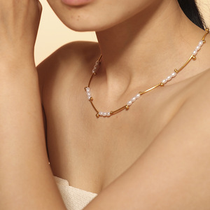 Collar de Acero Inoxidable Chapado en Oro de 18K con Perla y Cuentas Espaciadoras Talladas |   Diseño de Gargantilla Elegante - Product Image 2