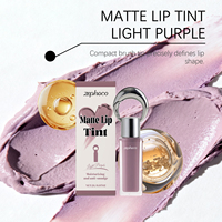 Gloss à lèvres mat violet clair, soyeux et lisse. Rouge à lèvres aérien à fini mat avec une couleur subtile et longue tenue