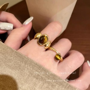 Anillo de piedra de ojo de tigre Maillard Retro de estilo de Hong Kong, un anillo de comer de boca abierta de moda y versátil para mujeres - Product Image 2