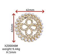 Broche personnalisée en alliage de zinc durable, écologique, sans nickel, avec trèfle à quatre feuilles creux, ornée de perles et de strass, pour femme