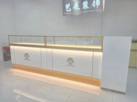 Vitrine de présentation de bijoux YIZHAN YZ-85 de luxe, personnalisable, blanche/dorée, avec éclairage LED et miroir au dos, forme trapézoïdale pour