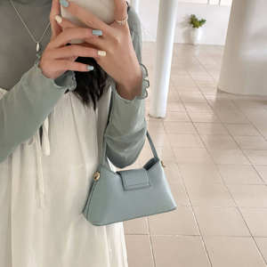 Mini sac à main brillant en cuir PU avec poignée supérieure et bandoulière double - Product Image 4