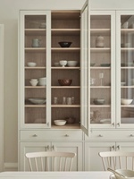 Buffet de luxe avec tiroirs et portes vitrées, élégant meuble de rangement de cuisine en finition blanc doux