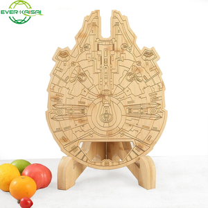 Millennium Falcon Board <span class=keywords><strong>Planche</strong></span> à découper sculptée en bambou Cadeau personnalisé pour <span class=keywords><strong>papa</strong></span> Plaque de bambou gravée personnalisée <span class=keywords><strong>Planche</strong></span> artisanale - Product Image 1