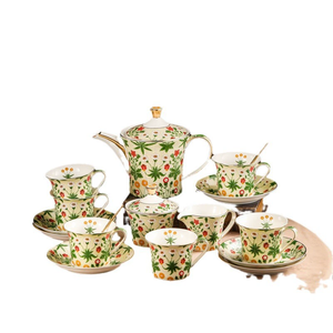 Service à thé de l'après-midi en céramique au design floral de luxe, tasse et soucoupe modernes avec glaçure verte, passe au lave-vaisselle - Product Image 3