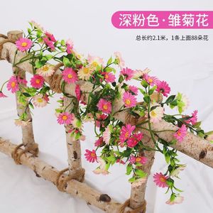 Tuberías <span class=keywords><strong>de</strong></span> aire acondicionado envueltas en paneles decorativos para pared interior, que cubren las guirnaldas y las guirnaldas <span class=keywords><strong>de</strong></span> girasoles artificiales. - Product Image 4