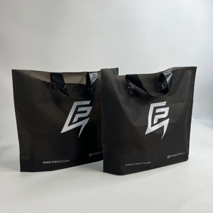 Sacs shopping en plastique noir personnalisés avec poignée souple, logo imprimé, réutilisables, sacs cadeaux pour boutique de vêtements - Product Image 4