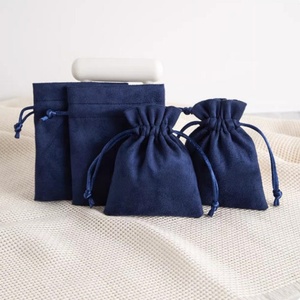 Sac à bijoux en tissu velours - Matériau recyclable - Design imprimé à l'écran - Pochette cadeau et sac gourde pour le rangement de bijoux et de montres - Product Image 3