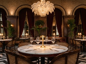 Intérieur du restaurant Maison Rouge avec tables en marbre, chaises en velours vert, luminaires LED au plafond. Design d'intérieur de restaurant. - Product Image 4