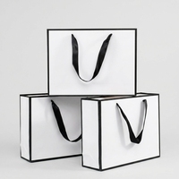 Vente d'usine de sacs cadeaux en papier kraft personnalisés avec votre propre logo imprimé en blanc noir emballage de sacs à provisions avec poignées en ruban