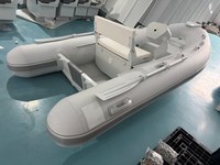 Bateau pneumatique UT320 White Achilles Hypalon 320 cm à coque en aluminium avec console et marchepied avant