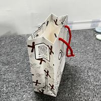 Sac cadeau en papier cartonné de luxe personnalisé avec poignées en corde de coton et soie, logo imprimé pour la promotion