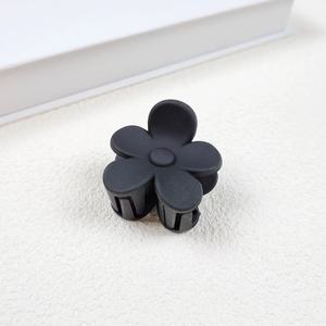 <span class=keywords><strong>Pince</strong></span> à cheveux européenne américaine douce 4cm fleur moyenne fleur de prunier <span class=keywords><strong>pince</strong></span> à cheveux vente chaude accessoire de cheveux demi-attachés lait café plastique - Product Image 3