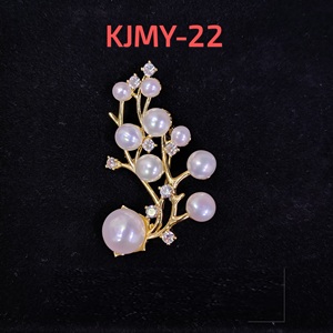 Broche en laiton plaqué or de qualité supérieure avec perle d'eau douce et accent en strass pour robes, manteaux et foulards - Product Image 3