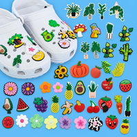 Breloques en PVC 2D de bonne qualité en gros pour sabots, motifs mignons de fruits, légumes, avocats, champignons, accessoires décoratifs pour enfants