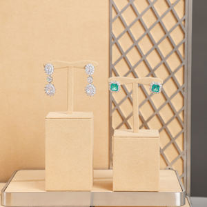 Support d'exposition de bijoux personnalisé Zebo, nouveau design, ensembles d'exposition de bijoux en cuir PU beige pour bagues, boucles d'oreilles, ensembles d'exposition de vitrine - Product Image 2