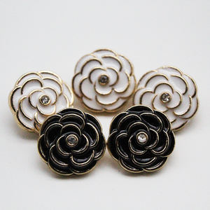 Camisas con botones de Metal en forma de Camelia elegantes de lujo de fábrica, chaquetas cárdigan, cubiertas con botones de aleación para <span class=keywords><strong>mujer</strong></span> de lujo personalizadas - Product Image 2