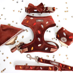Ensemble de <span class=keywords><strong>harnais</strong></span> et de laisse pour <span class=keywords><strong>chien</strong></span> avec broderie de feuilles en velours marron, design original, collier réglable, bandana, nœud papillon, sac à crottes, colliers et laisses pour animaux de compagnie - Product Image 1