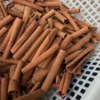 Vente en gros en vrac d'écorces de cannelle cassia séchées brutes, bâtonnets de cannelle chinoise, épices d'exportation de qualité alimentaire pour la cuisine
