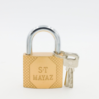 Cadenas en fer plaqué or en forme d'arc