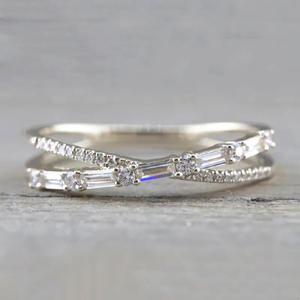 H393 Anello di fidanzamento da donna in oro bianco con diamanti taglio baguette e pietre laterali naturali colore G - Product Image 1