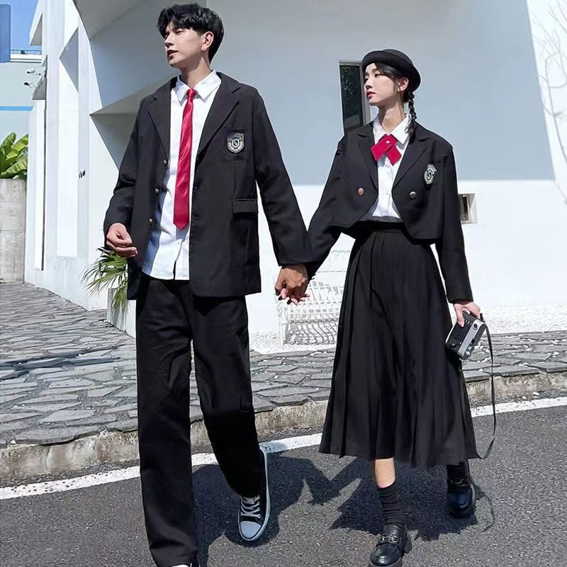 Chemise blanche à manches courtes, pantalon noir et cravate rouge pour homme