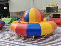 Jouet aquatique gonflable commercial rotatif et tractable pour usage extérieur