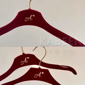 Cintre Velours Rouge avec Logo Personnalisé <span class=keywords><strong>pour</strong></span> Armoire, Présentoir de Vêtements, Magasin de Robes de Mariée, Prix Usine - Product Image 4