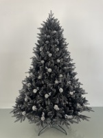 Sapin de Noël artificiel noir avec baies blanches et cônes de pin, support métallique, idéal pour la décoration de la maison, des fêtes d'hiver et des événements gothiques.