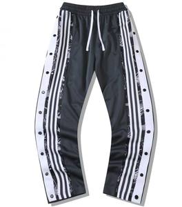 <span class=keywords><strong>Pantaloni</strong></span> eleganti da uomo con bottone laterale per apertura <span class=keywords><strong>pantaloni</strong></span> sportivi cool streetwear <span class=keywords><strong>pantaloni</strong></span> da basket larghi con logo personalizzato di alta qualità - Product Image 6