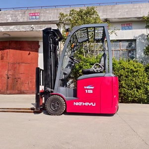 Montacargas NICHYU LPG de 1.5 Toneladas TRANSER 15 con Cabina Roja, Tracción en las Cuatro Ruedas, Desplazador Lateral Hidráulico, Neumáticos Sólidos, Mástil de Dos Etapas y Asiento - Product Image 4