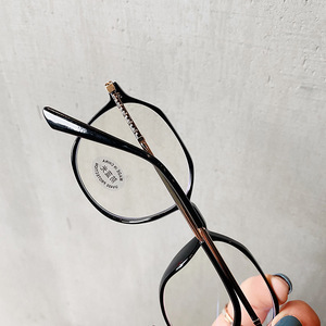 แว่นตากรองแสงสีฟ้าทรงกลมทันสมัยสำหรับผู้หญิงขนาดกลางป้องกันรังสียูวี เอซีเลนส์ดีไซน์ไม่สม่ำเสมอ L2 30085 - Product Image 4