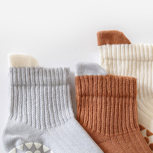 Chaussettes antidérapantes en coton respirant pour bébés et jeunes enfants (garçons et filles) – <span class=keywords><strong>Lot</strong></span> de 3 paires – Vente chaude en gros - Product Image 3