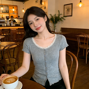 เสื้อยืดครอปแต่งลูกไม้สไตล์เกาหลีสำหรับผู้หญิง แขนสั้น ติดกระดุมด้านหน้า ทรงเข้ารูป หวานซ่อนเปรี้ยว แฟชั่นลำลอง - Product Image 4