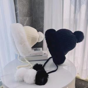 Chapeau tricoté d'hiver pour femmes avec cache-oreilles en fausse fourrure et pompons, bonnet de ski chaud et coupe-vent pour adultes - Product Image 2