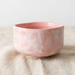 Bol en céramique Yamaki Kiln Sakura Pink Green Tea Bulk Supply Matcha avec glaçure blanche laiteuse faite à la main au Japon - Product Image 1