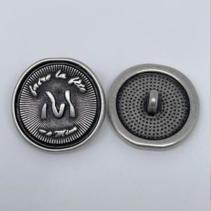 Pull en cuir irrégulier rétro en forme de M cousu à la main Trench Coat Bouton en métal - Product Image 4