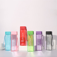 Bouteille d'eau potable de voyage en plastique à couvercle carré étanche colorée écologique Bouteilles d'eau de forme carrée avec corde