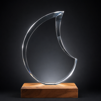 Trophée personnalisé en cristal avec base en bois de noyer massif et plaque en verre gravée pour la reconnaissance d'entreprise et la reconnaissance des employés