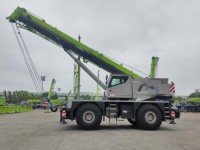 Grue tout-terrain de 85 tonnes ZRT850, hauteur de levage maximale 67,1 m, indicateur de moment de charge, système de sécurité pour l'exploitation minière et la construction