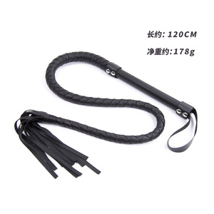 Vente directe d'usine de fouets noirs tressés avec poignée et pompons pour spectacles sur scène et en boîte de nuit, pour adultes. - Product Image 1