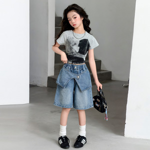 Completo due pezzi estivo 2026 per ragazza: T-shirt grigia a maniche corte con stampa + pantaloncini in denim patchwork (2 pz) - Product Image 1