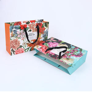 ถุงกระดาษกระดาษแข็งสีขาวพิมพ์โลโก้ได้ตามต้องการถุงของขวัญเครื่องสำอางแบบหรูหราพร้อมที่จับริบบิ้น - Product Image 6