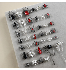 Breloques d'ongles en argent en gros pour Halloween, en alliage, motif araignée, cœur, chaîne, strass 3D pour manucure, salon et décoration DIY - Product Image 3