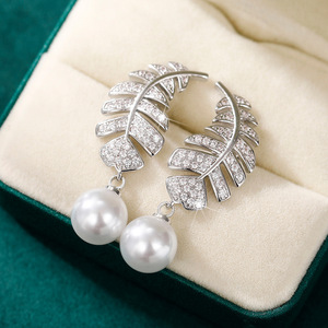 Orecchini Pendenti Lunghi in Stile Barocco con Perle e Cristalli a Forma di Foglia, Eleganti Accessori da Festa per Donne - Product Image 4