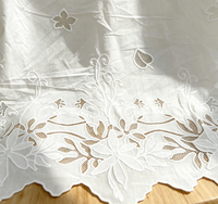 Tissu en dentelle blanche en coton ajouré à motifs floraux et bord festonné pour chemisiers et robes, vente en gros au mètre, en stock