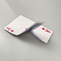 Boîte de jeu de cartes en papier durable et écologique, finition vernie texture lin 300 g/m², personnalisable pour la promotion publicitaire et l'image de marque d'entreprise